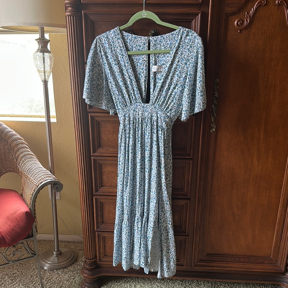 STILLWATER Chic Blue and White Floral Midi Dress with Plunging Neckline - Picture 5 of 12